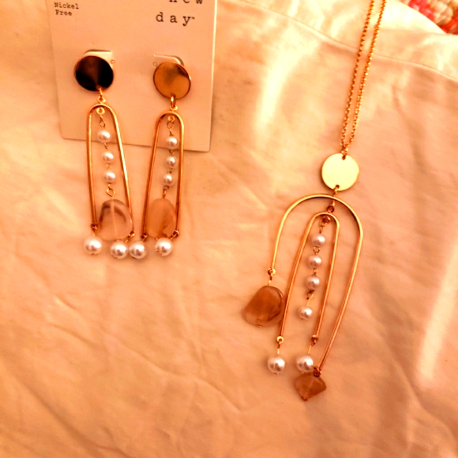 Pearl And Stone Necklace Set